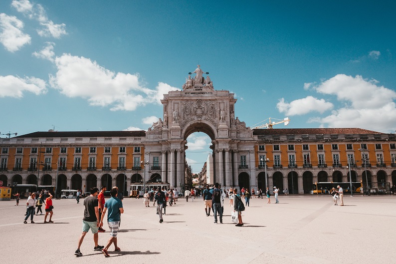 Praca de Comercio Lisbon by Claudio Schwarz Purzlbaum on Unsplash