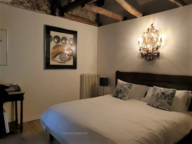 L8 Boutique Apartment Bologna Italy Main bedroom rental property