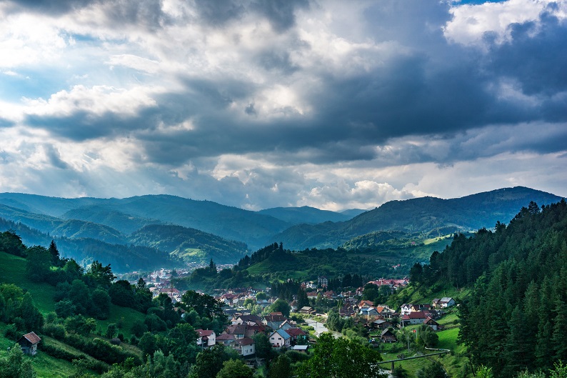 Solo Travel Romania bogdan-lapadus-Z64bzMrSiy0-unsplash.j